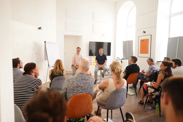 Trainingsgruppe bei einer Verhandlungssimulation