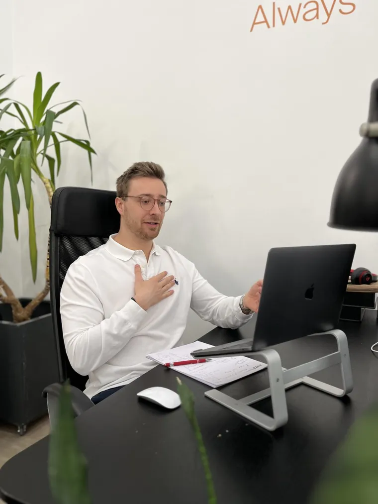 Workshop-Situation mit Führungskräften im Seminarraum